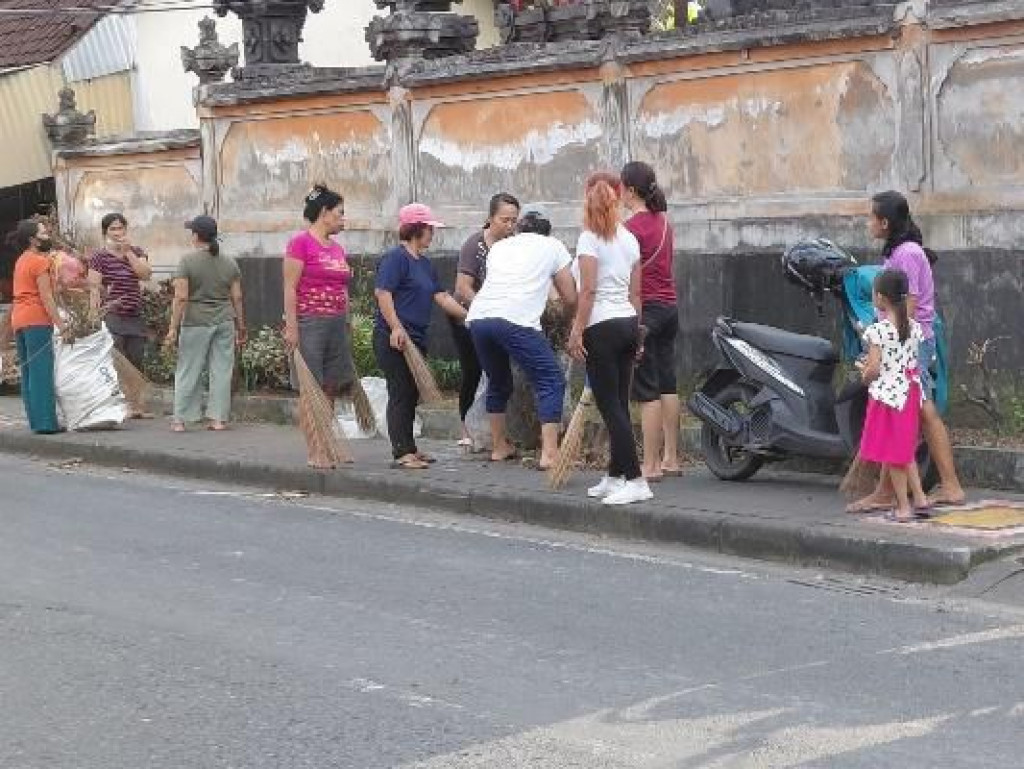 Kegiatan Bersih-Bersih Lingkungan Bersama PKK Banjar Dukuh Dalung